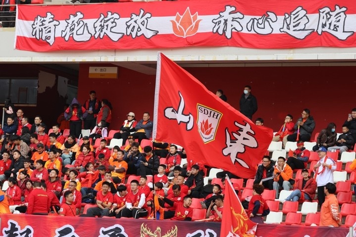 主場上萬名球迷的吶喊助威，給山東體彩女足征戰(zhàn)女超增添了能量與動力